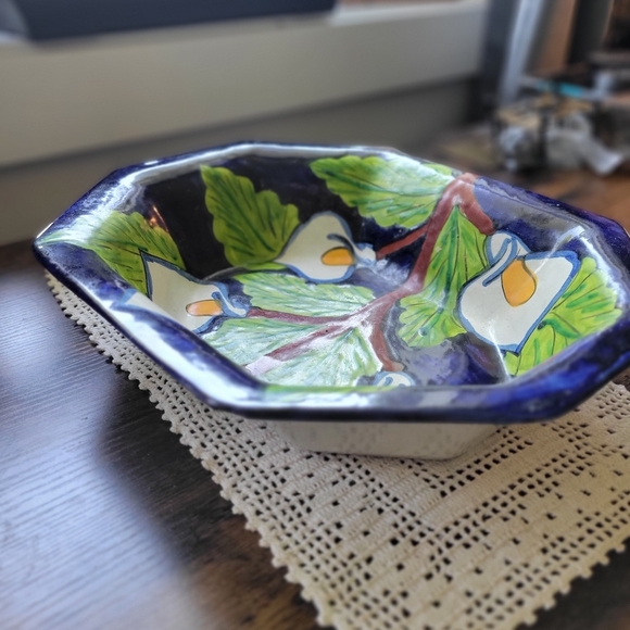 Handcrafted Ceramic Bowl with Leaf Design - Picture 1 of 7
